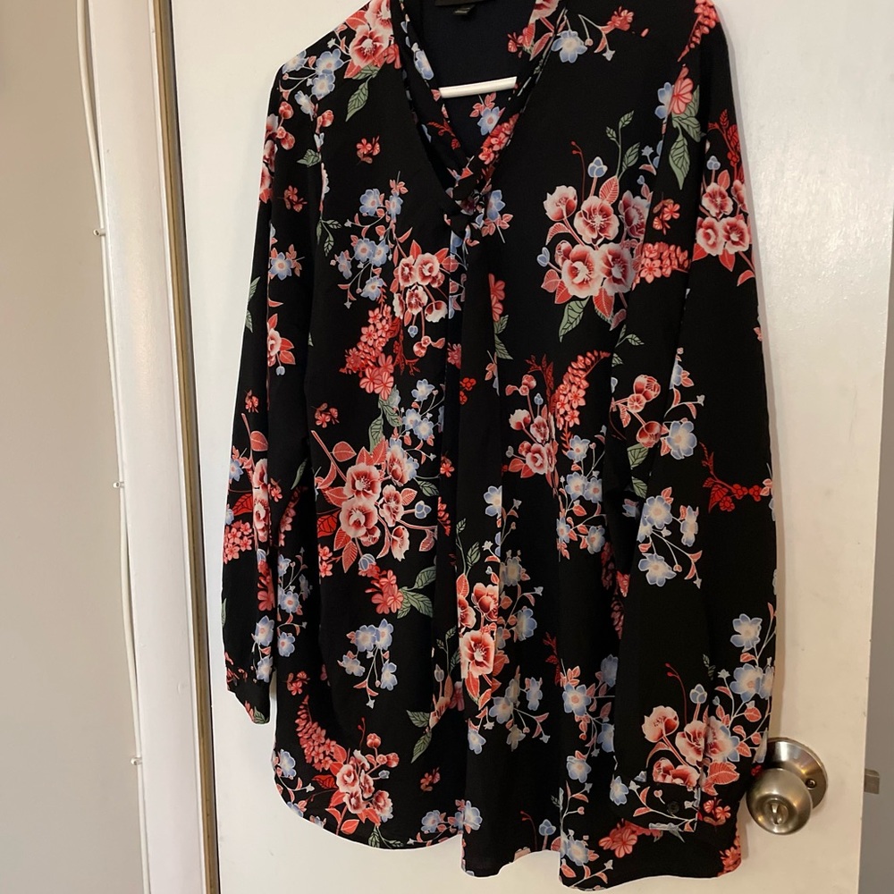 Lane Bryant Floral Tie Front Blouse - Size 22/24 - Picture 2 of 10